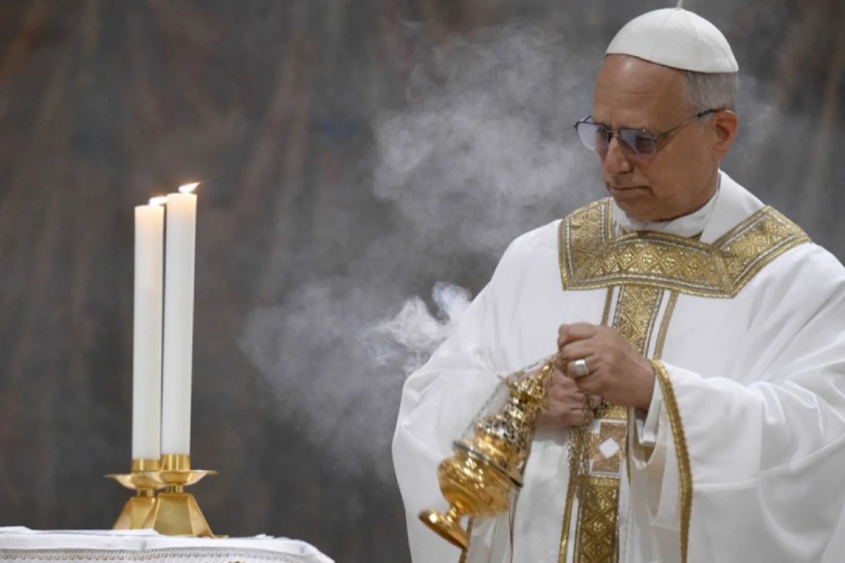 Papa XIV Leo papa hakimiyyətinin simvollarını qəbul etdi