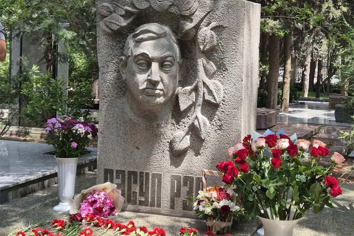 Xalq şairi Rəsul Rzanın məzarı ziyarət olundu