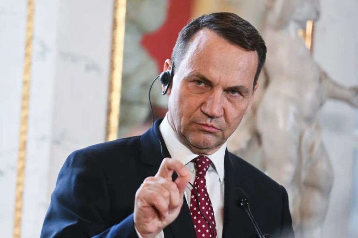 Sikorski: "Atəşkəs olmasa, Aİ sərt sanksiyalar paketini qəbul edə bilər"