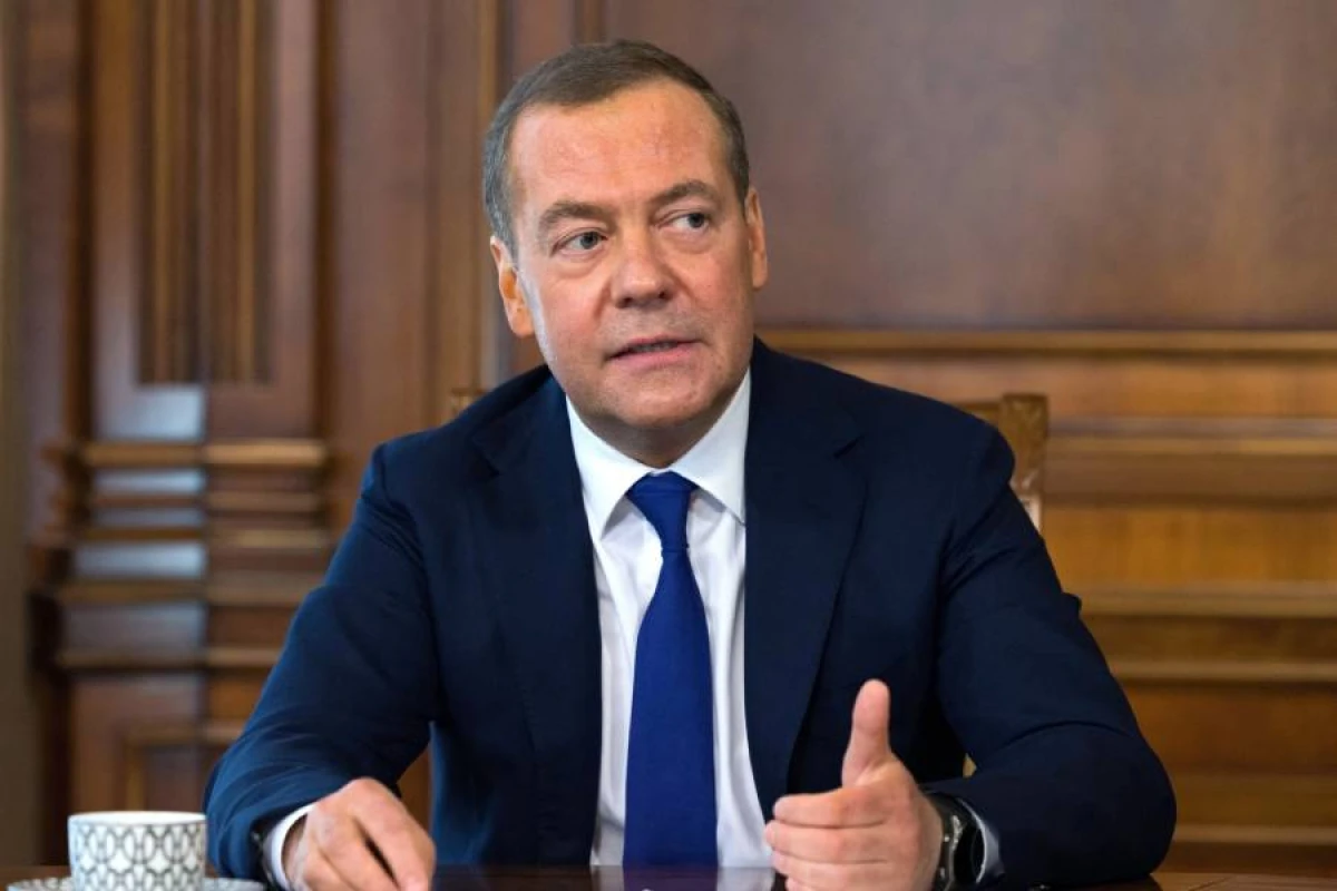 Medvedev: "Rusiya ilkin şərt olmadan Kiyevlə danışıqlara hazırdır"