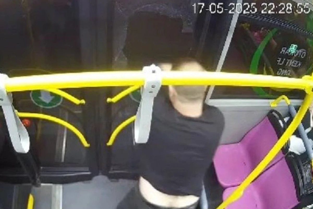 Bakıda avtobusun şüşəsini sındırmaqla əmlaka zərər vuran şəxs saxlanıldı