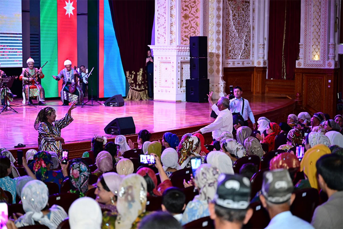 Tacikistanda Azərbaycan Qədim Musiqi Alətləri Ansamblının konserti böyük coşqu ilə qarşılandı