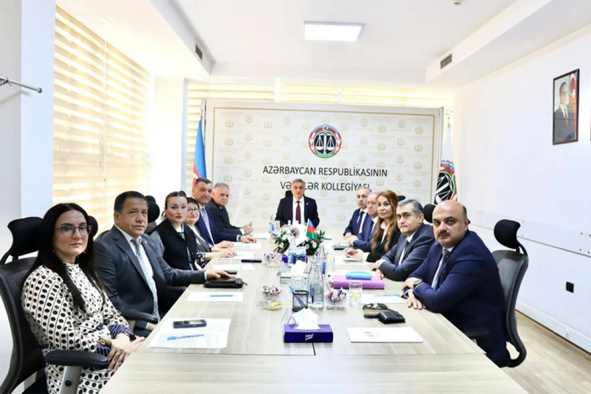 Bir vəkilin fəaliyyəti dayandırıldı, beşinə töhmət verildi