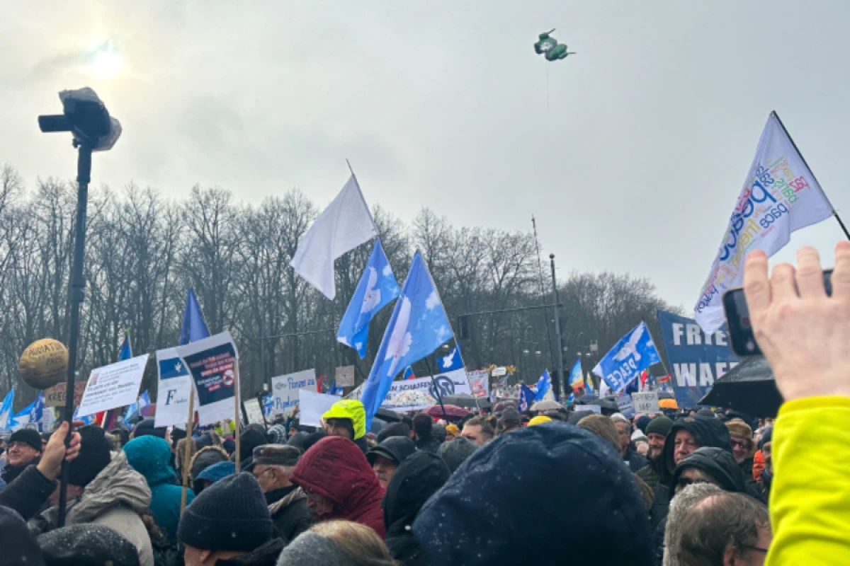 Amsterdamda sülhə dəstək və Ukraynaya silah tədarükünə etiraz yürüşü keçirildi
