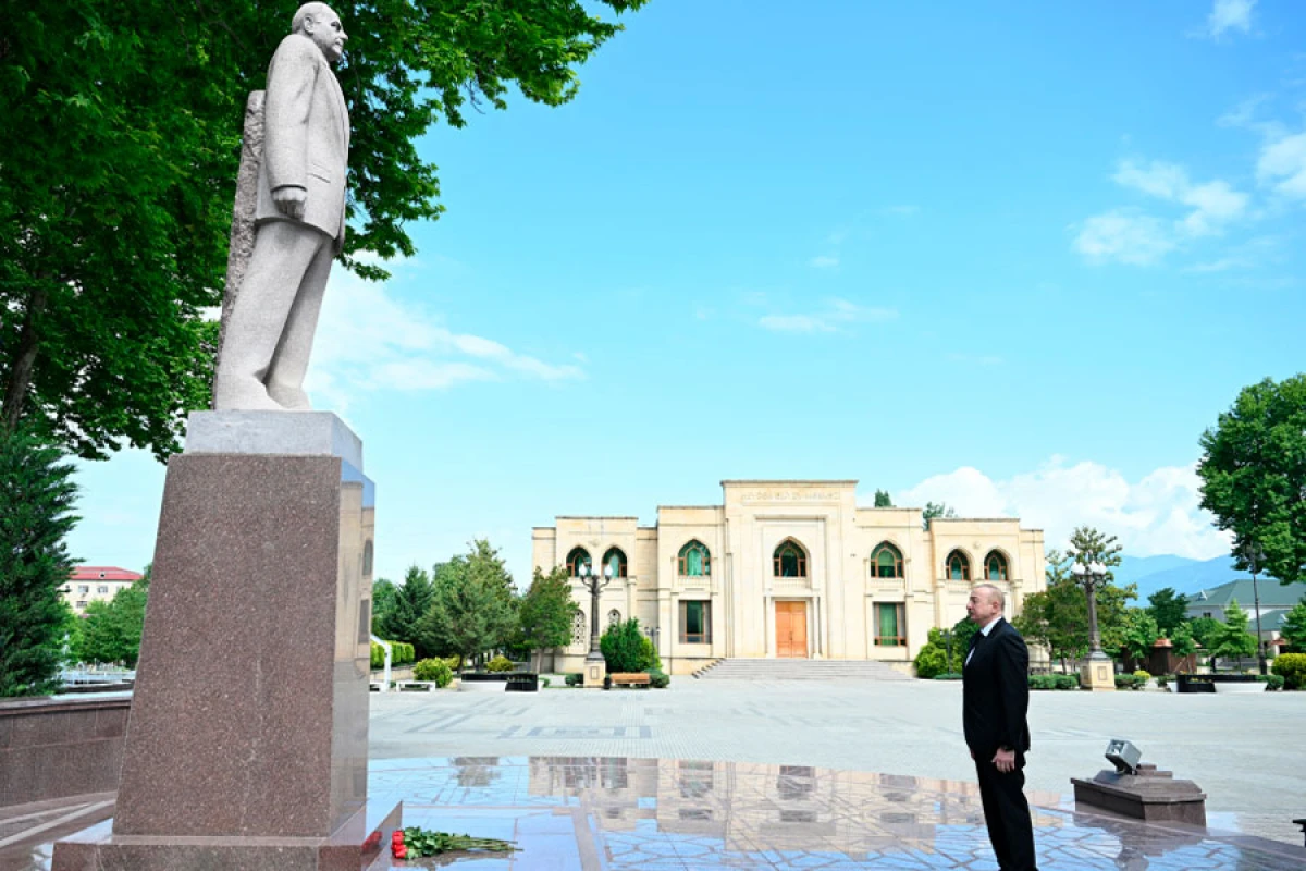 Prezident İlham Əliyev Ümummilli Lider Heydər Əliyevin İsmayıllı şəhərinin mərkəzində ucaldılmış abidəsini ziyarət etdi
