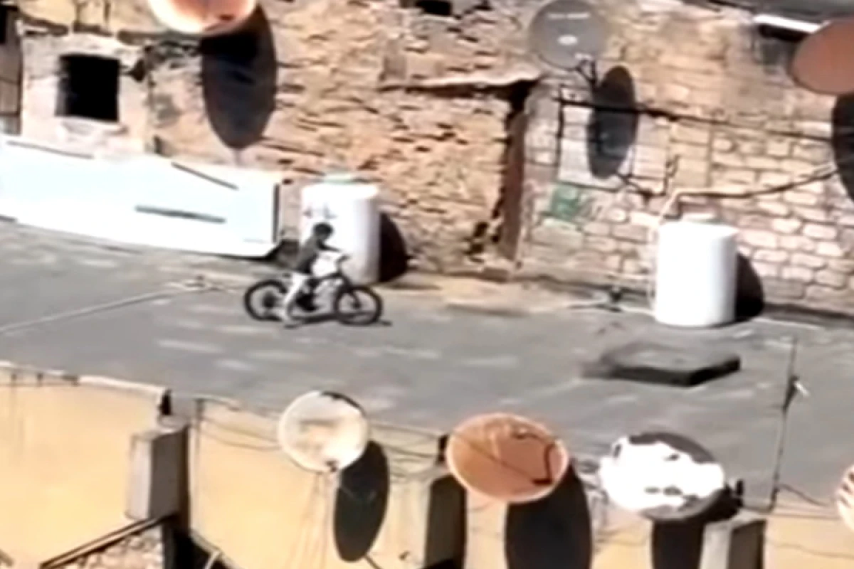 Bakıda uşaqlar binanın damında velosiped SÜRÜR