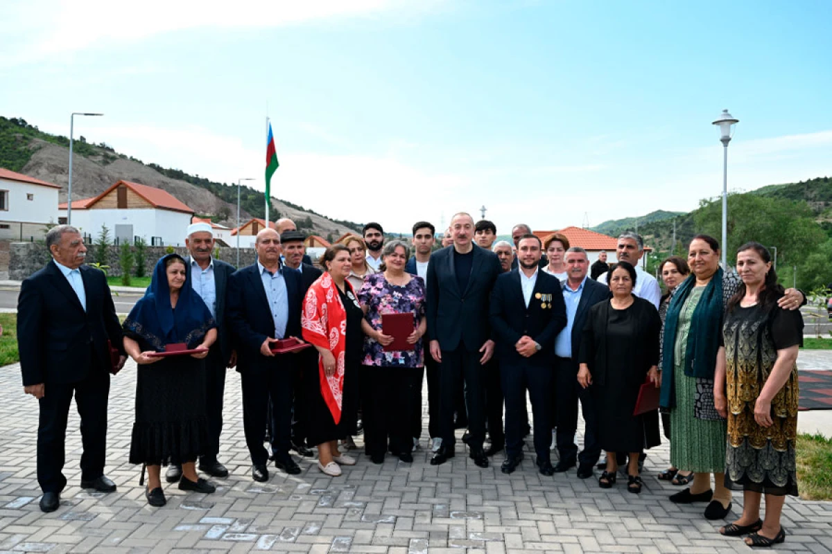 Prezident İlham Əliyev Laçının Bəylik kəndinə köçən sakinlərlə görüşüb, onlara evlərin açarlarını təqdim etdi - YENİLƏNDİ