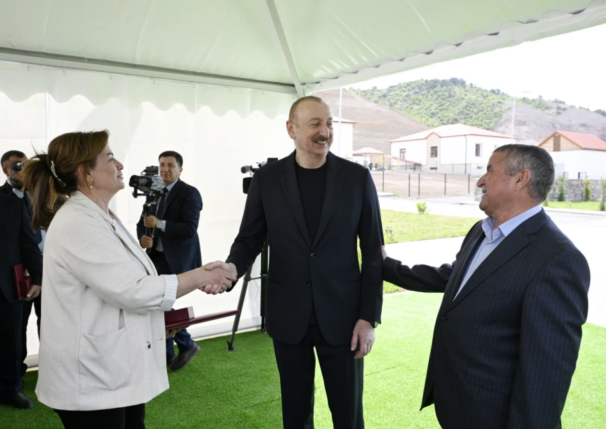 Prezident İlham Əliyev Laçının Bəylik kəndinə köçən sakinlərlə görüşüb, onlara evlərin açarlarını təqdim etdi - YENİLƏNDİ — 2