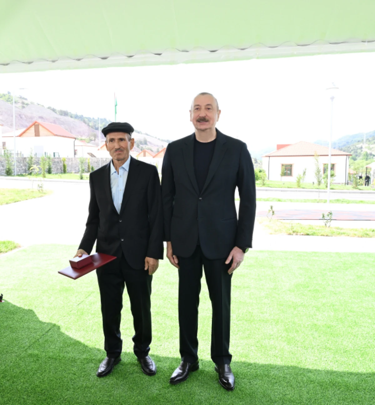 Prezident İlham Əliyev Laçının Bəylik kəndinə köçən sakinlərlə görüşüb, onlara evlərin açarlarını təqdim etdi - YENİLƏNDİ — 4