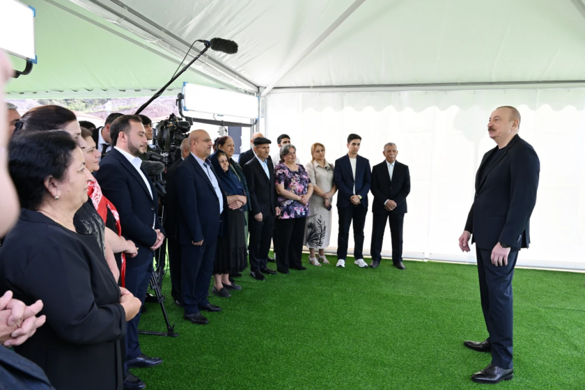 Prezident İlham Əliyev Laçının Bəylik kəndinə köçən sakinlərlə görüşüb, onlara evlərin açarlarını təqdim etdi - YENİLƏNDİ — 7