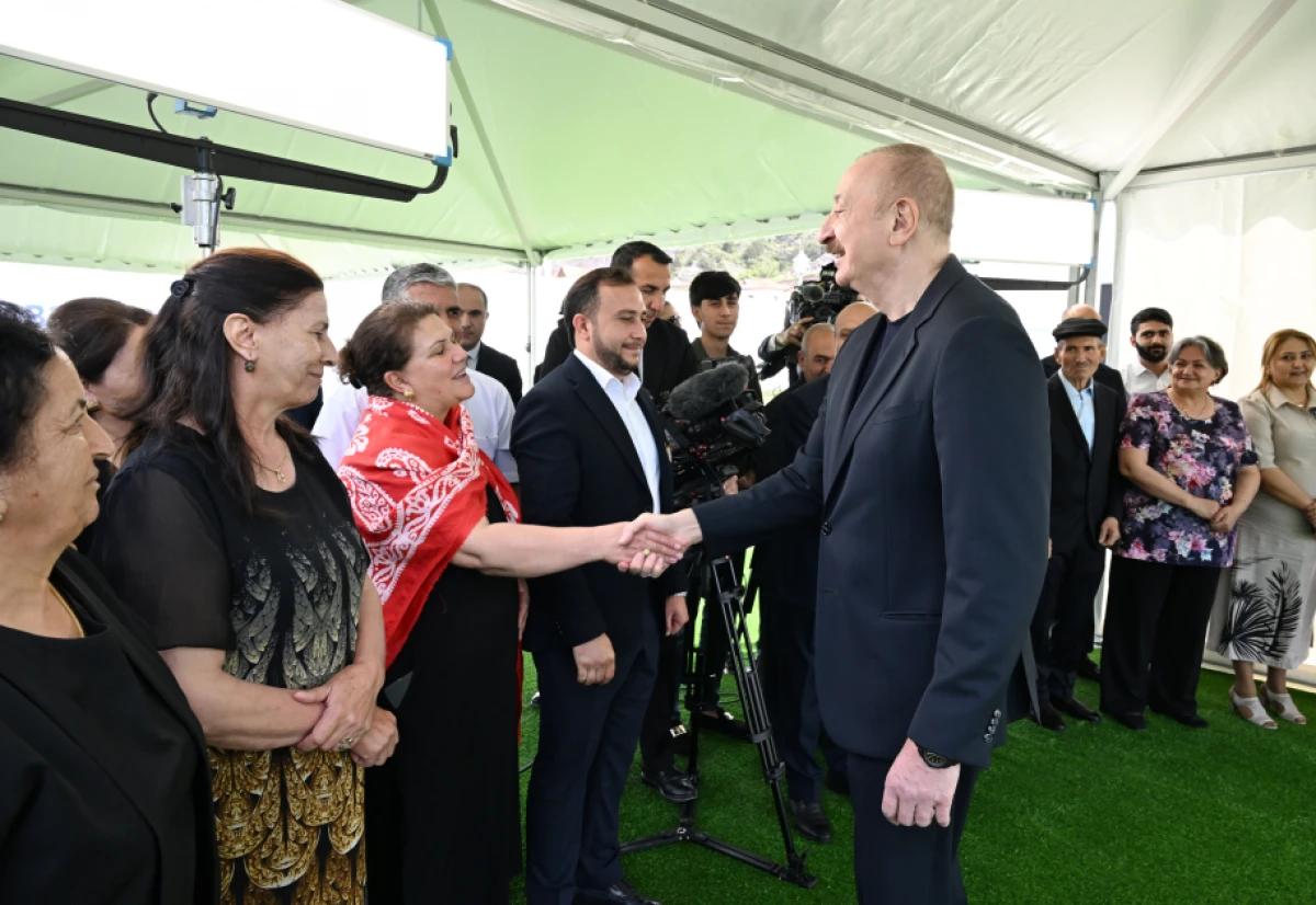 Prezident İlham Əliyev Laçının Bəylik kəndinə köçən sakinlərlə görüşüb, onlara evlərin açarlarını təqdim etdi - YENİLƏNDİ — 9
