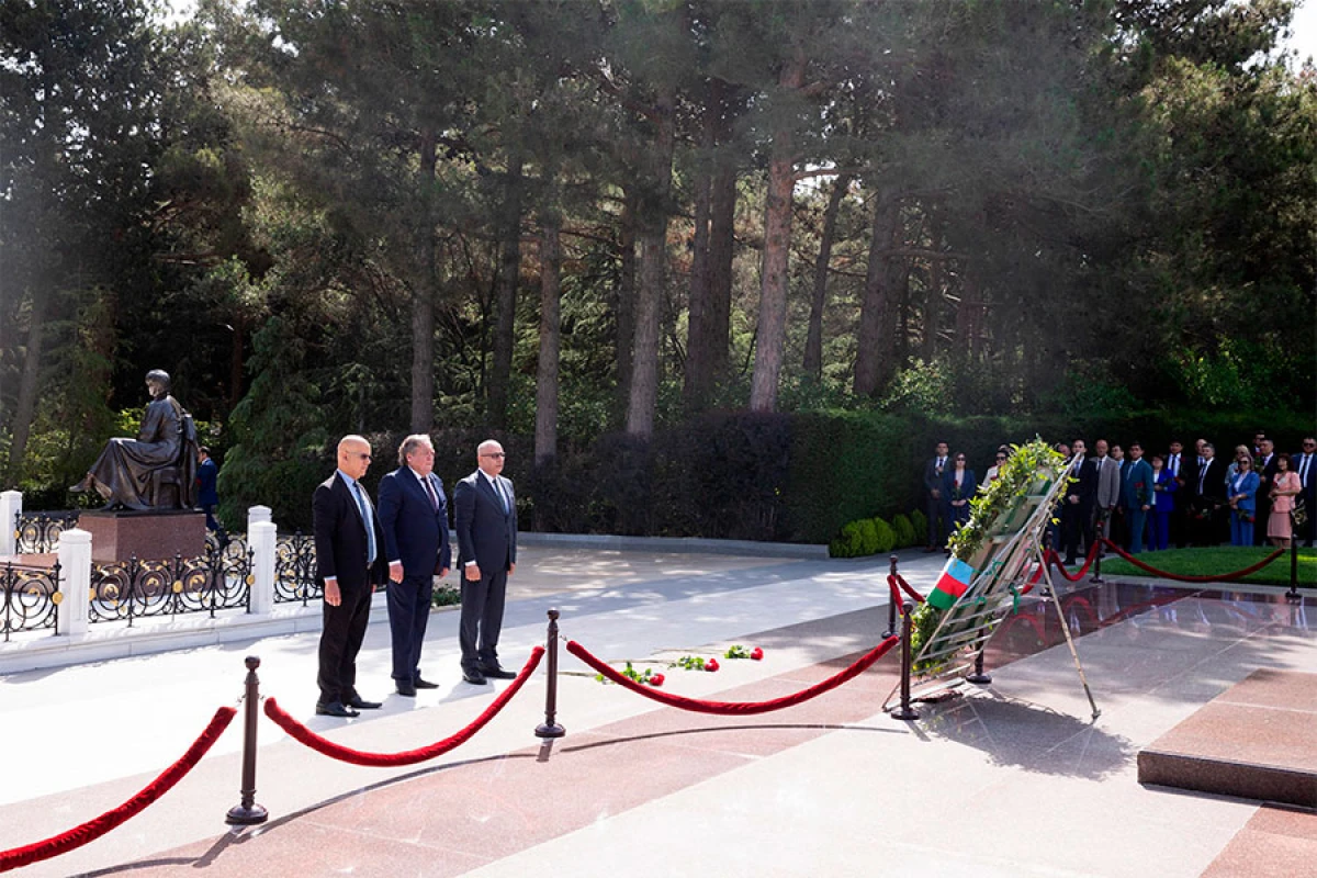 Beynəlxalq konfransın iştirakçıları Ulu Öndər Heydər Əliyevin məzarını ziyarət etdilər