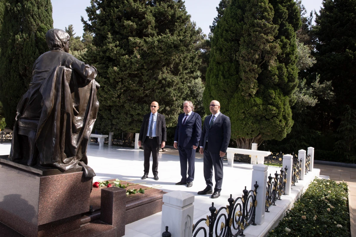 Beynəlxalq konfransın iştirakçıları Ulu Öndər Heydər Əliyevin məzarını ziyarət etdilər — 1