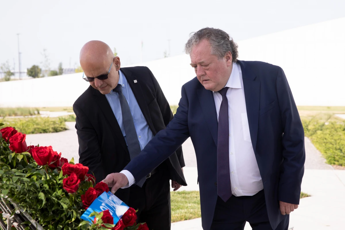 Beynəlxalq konfransın iştirakçıları Ulu Öndər Heydər Əliyevin məzarını ziyarət etdilər — 3