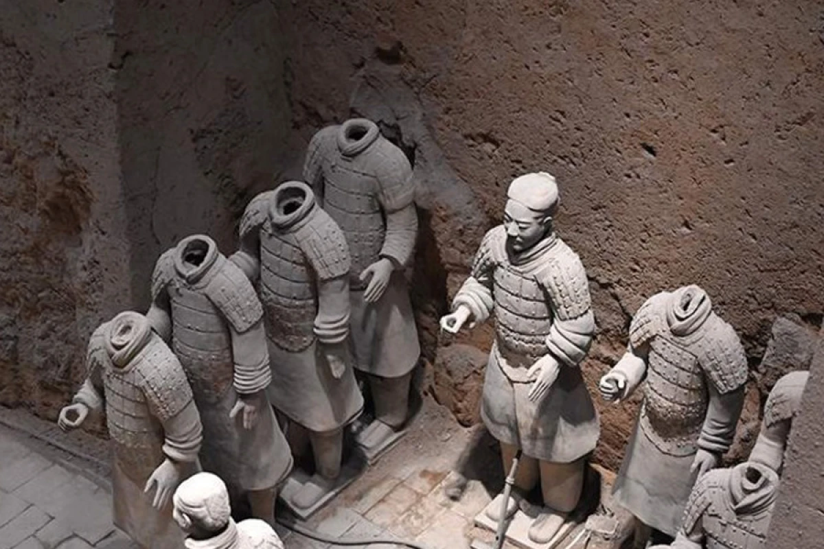 Turist Çində Terrakota Ordusunun iki gil əsgərini zədələdi