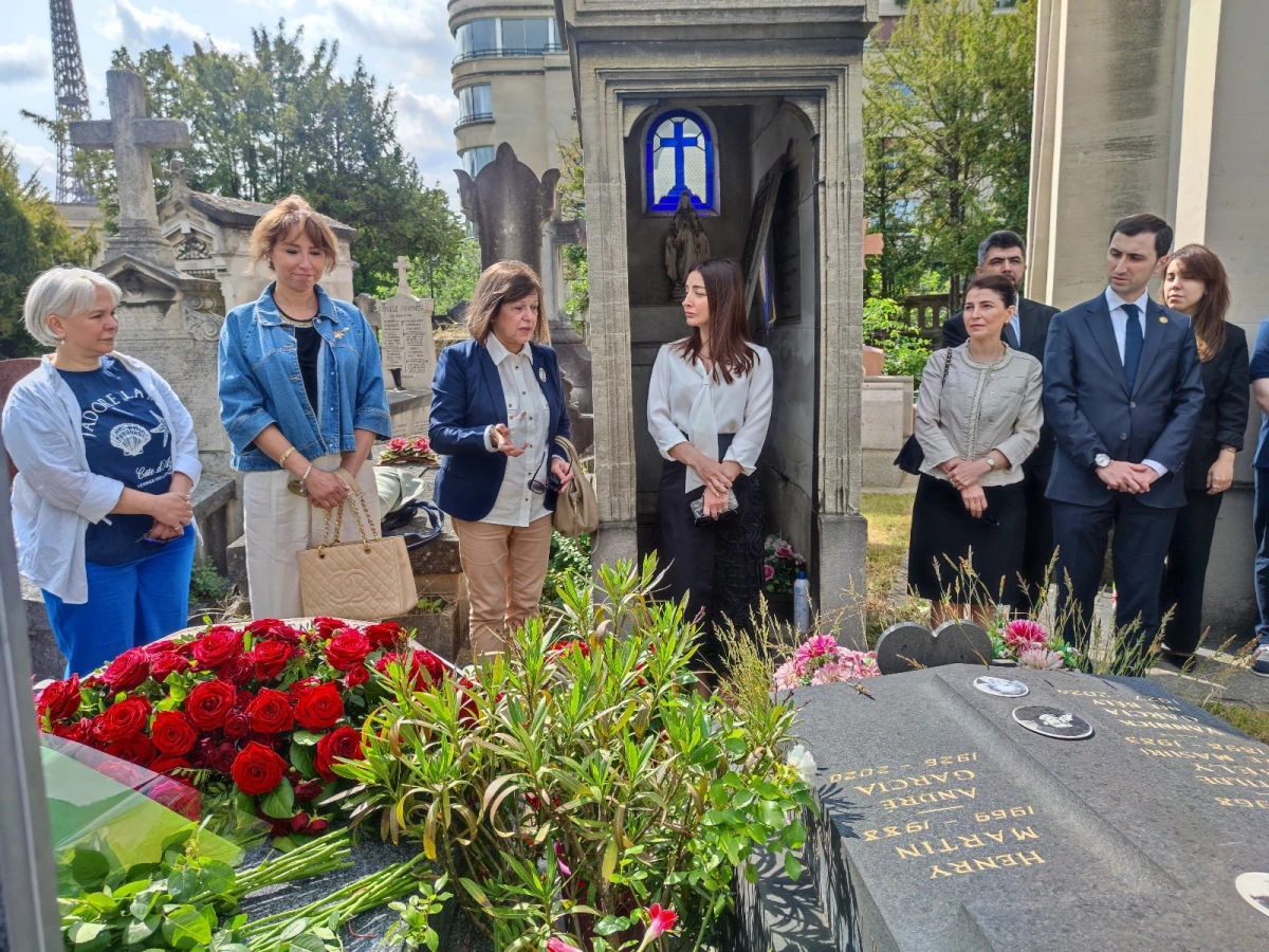 Diplomatik nümayəndələr Toğrul Nərimanbəyovun Parisdəki məzarını ziyarət etdi — 1