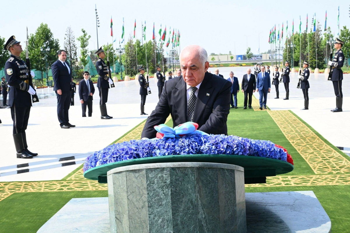 Əli Əsədov Daşkənddə Müstəqillik abidəsini ziyarət etdi — 3