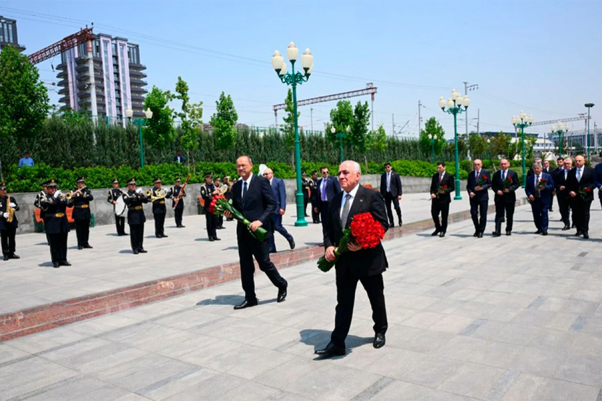Əli əsədov və Abdulla Aripov Heydər Əliyevin barelyefini ziyarət etdi