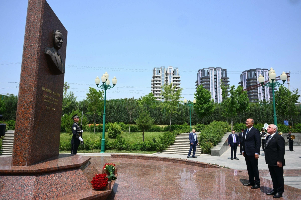Əli əsədov və Abdulla Aripov Heydər Əliyevin barelyefini ziyarət etdi — 1