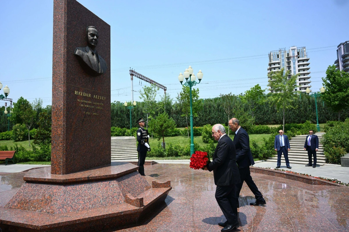 Əli əsədov və Abdulla Aripov Heydər Əliyevin barelyefini ziyarət etdi — 2