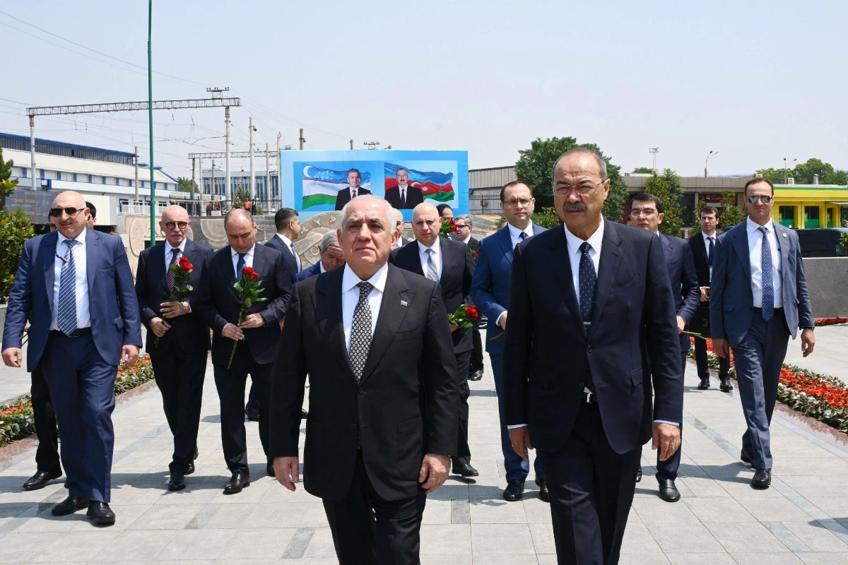 Əli əsədov və Abdulla Aripov Heydər Əliyevin barelyefini ziyarət etdi — 3