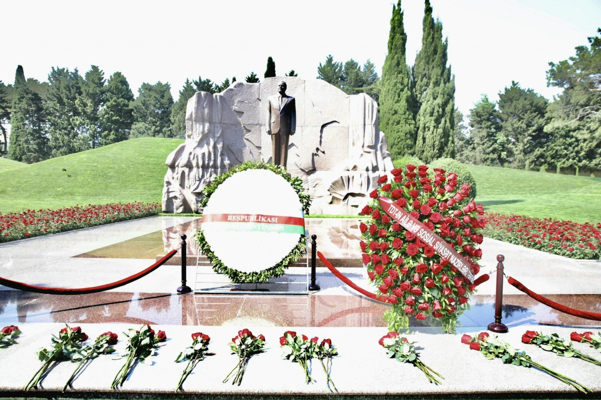 Ailə və sosial siyasət sahəsinə məsul qurum rəhbərləri Fəxri Xiyabanı ziyarət etdi — 2