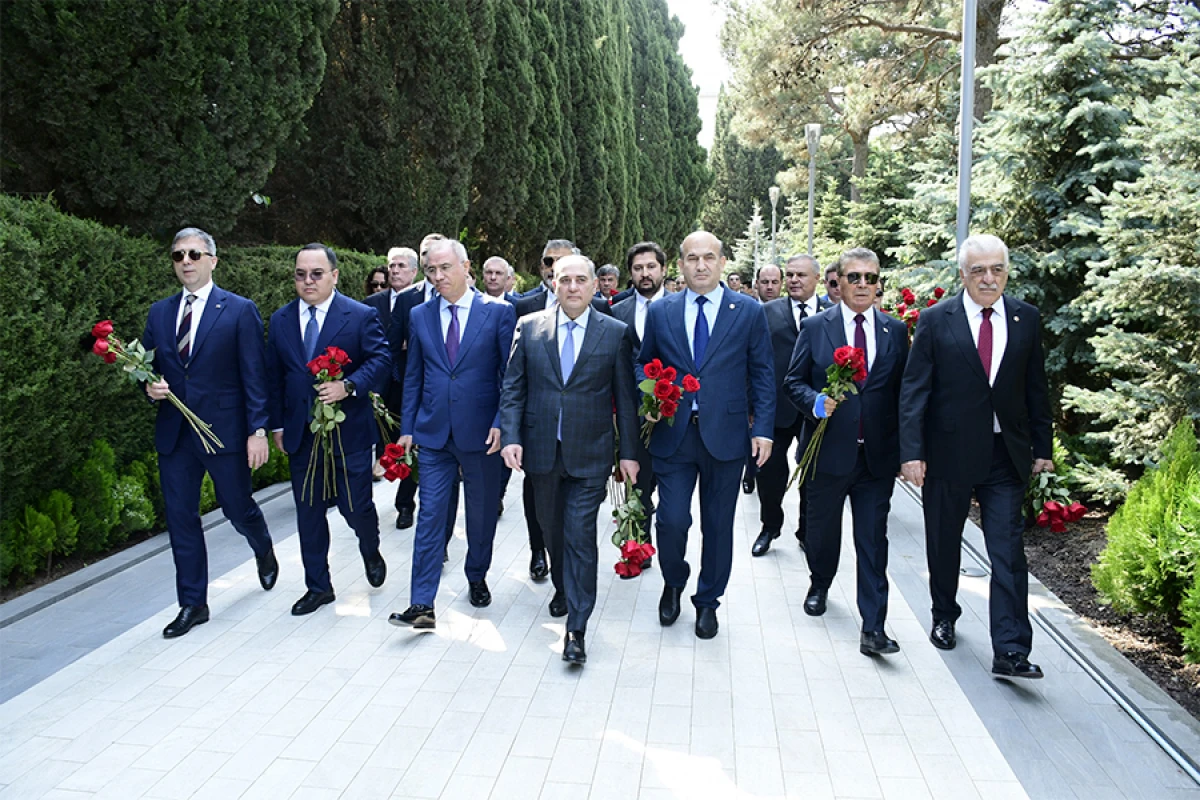 Ədalət və İnkişaf Partiyasının üzvləri Bakıda şəhidlikləri ziyarət etdi