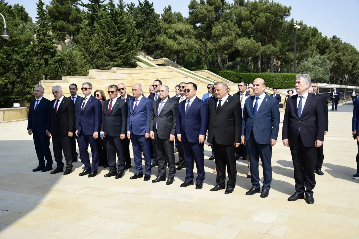 Ədalət və İnkişaf Partiyasının üzvləri Bakıda şəhidlikləri ziyarət etdi — 1