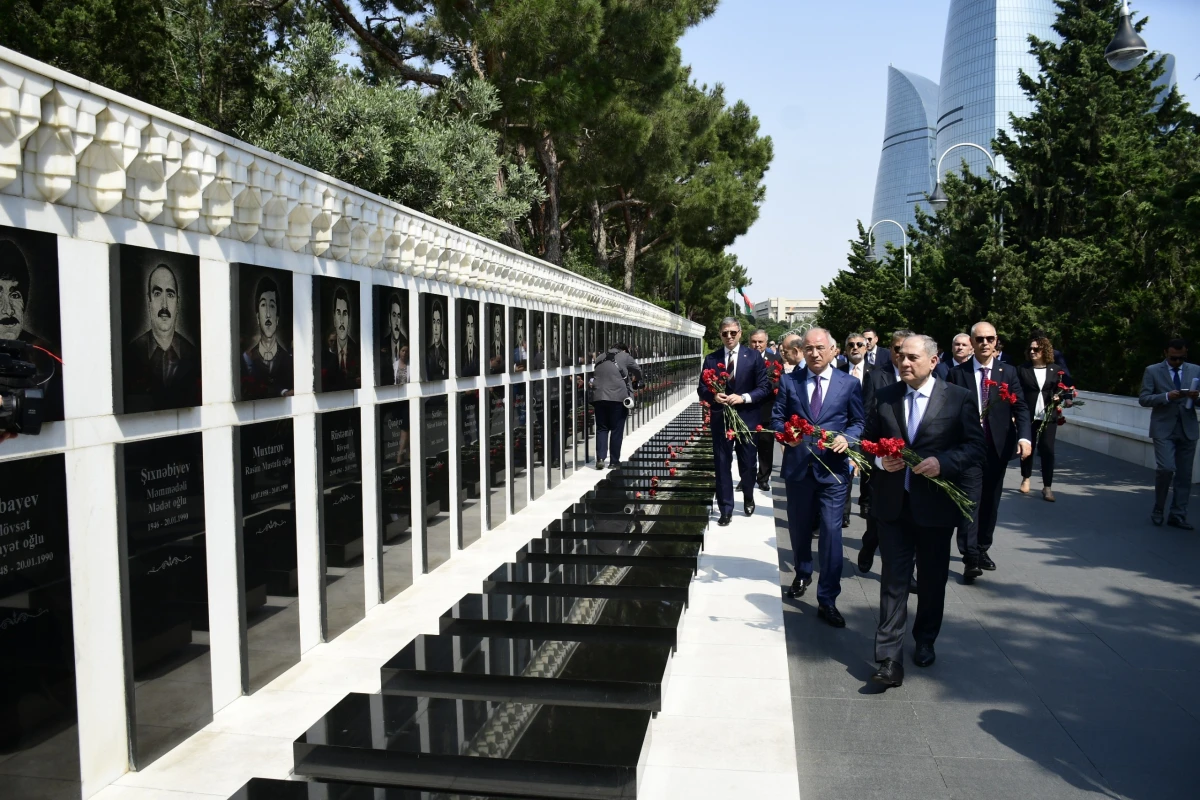 Ədalət və İnkişaf Partiyasının üzvləri Bakıda şəhidlikləri ziyarət etdi — 2