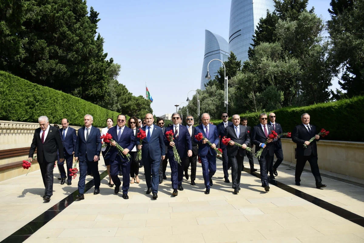 Ədalət və İnkişaf Partiyasının üzvləri Bakıda şəhidlikləri ziyarət etdi — 3