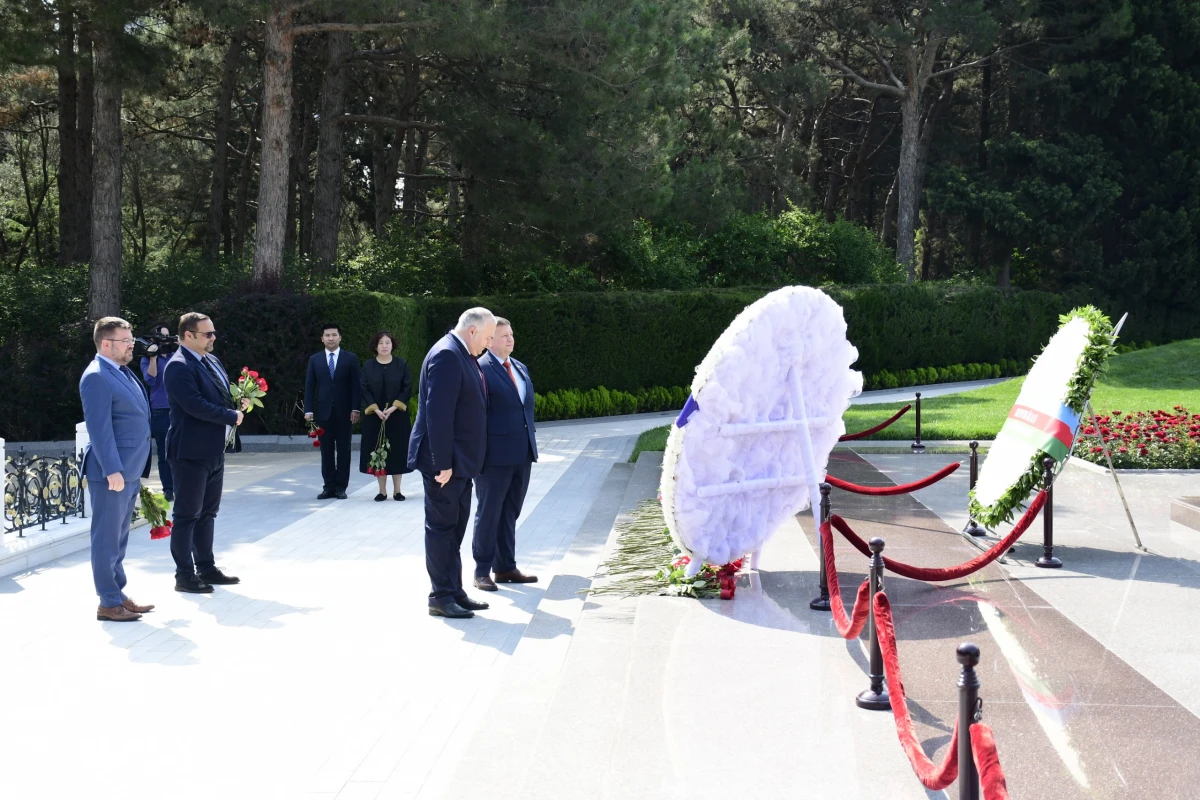 Ədalət və İnkişaf Partiyasının üzvləri Bakıda şəhidlikləri ziyarət etdi — 6