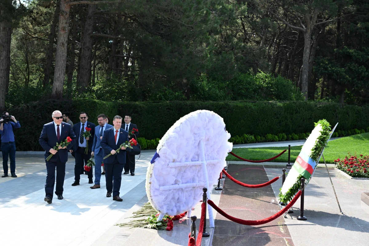 Ədalət və İnkişaf Partiyasının üzvləri Bakıda şəhidlikləri ziyarət etdi — 7