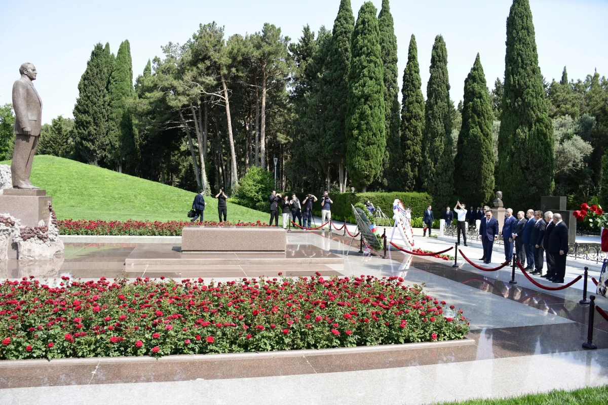 Ədalət və İnkişaf Partiyasının üzvləri Bakıda şəhidlikləri ziyarət etdi — 9