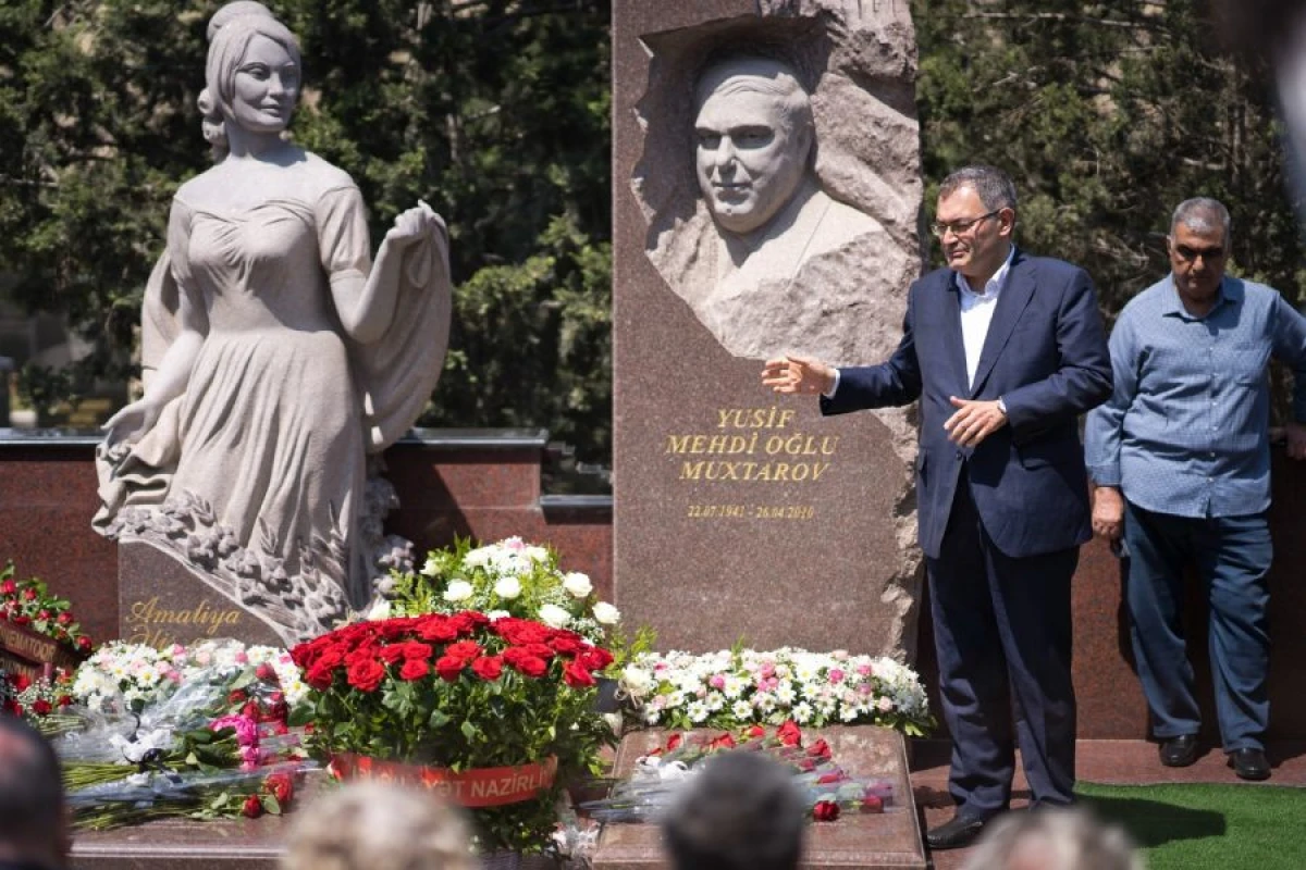 Xalq artisti Amaliya Pənahovanın məzarı ziyarət olundu