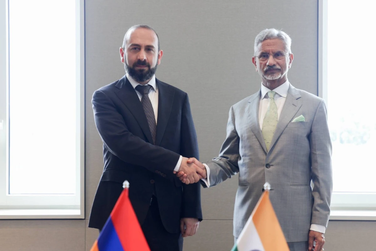 Hindistanın XİN başçısı Mirzoyanla müzakirə apardı