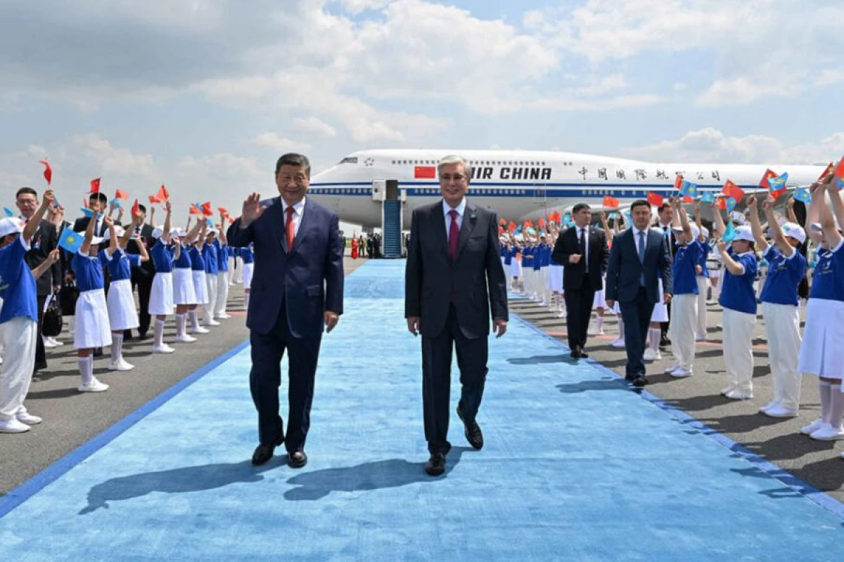 Tokayev Si Cinpini qarşıladı
