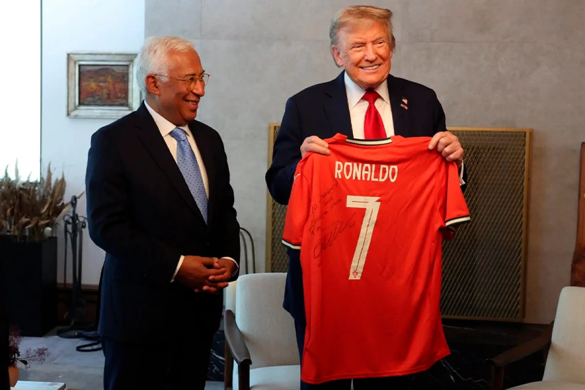 Kriştianu Ronaldu Donald Trampa forma hədiyyə etdi