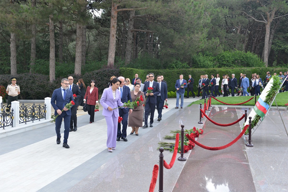 Beynəlxalq Simpoziumunun iştirakçıları Fəxri xiyabanı və Şəhidlər xiyabanını ziyarət etdilər