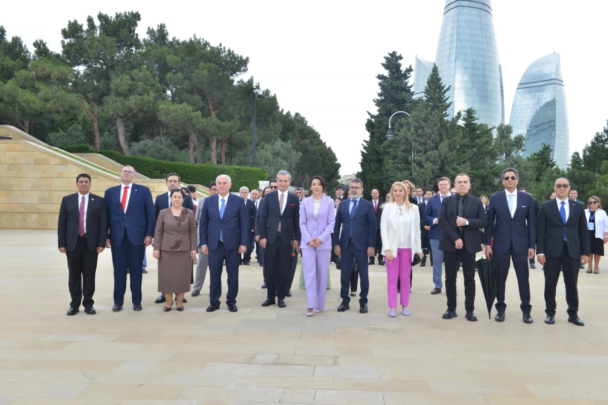 Beynəlxalq Simpoziumunun iştirakçıları Fəxri xiyabanı və Şəhidlər xiyabanını ziyarət etdilər — 2