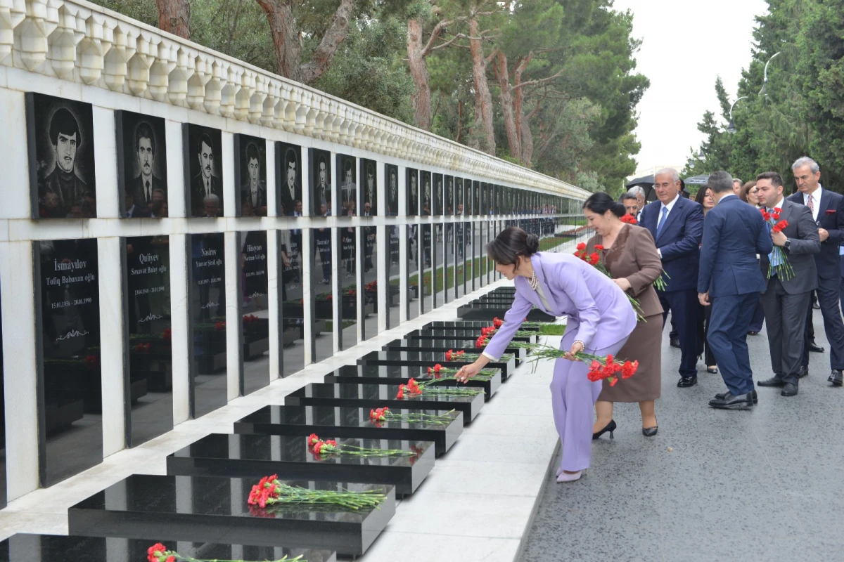 Beynəlxalq Simpoziumunun iştirakçıları Fəxri xiyabanı və Şəhidlər xiyabanını ziyarət etdilər — 3