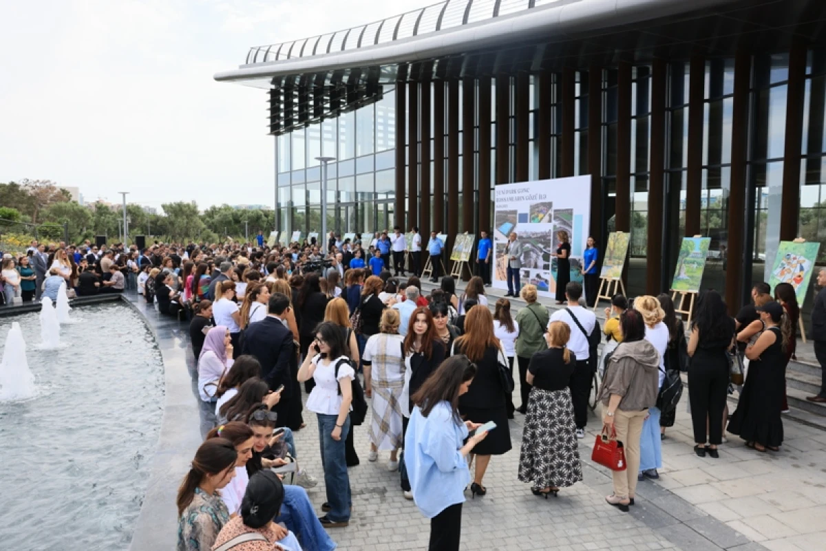 Yeni parkda gənc rəssamların sərgisi keçirildi — 8
