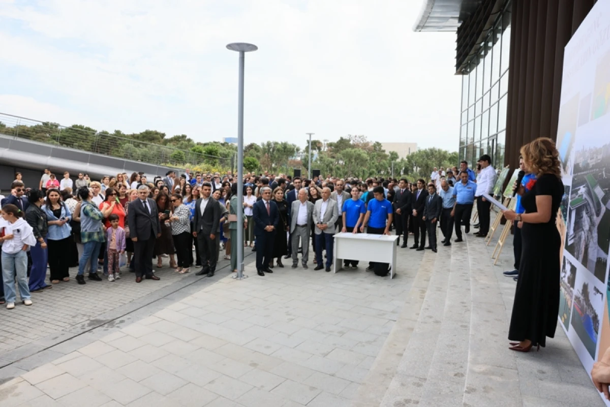 Yeni parkda gənc rəssamların sərgisi keçirildi — 9