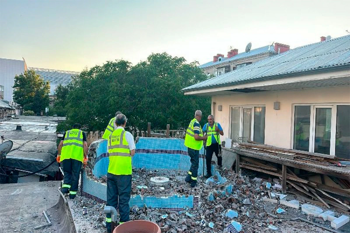 Binanın damında qanunsuz inşa olunan hovuz söküldü