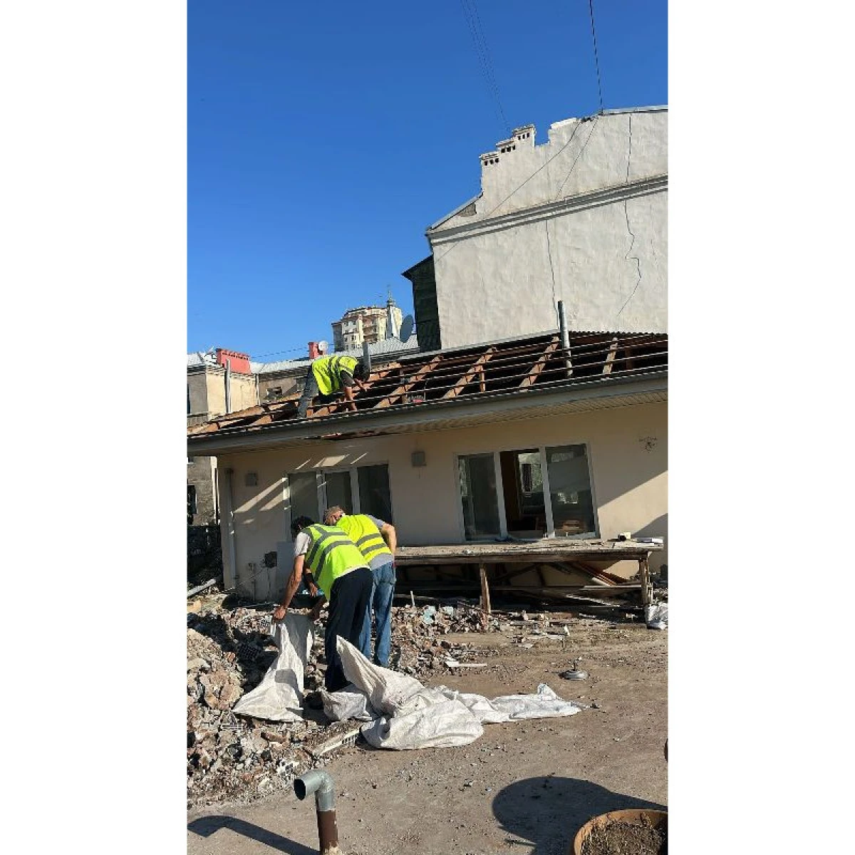 Binanın damında qanunsuz inşa olunan hovuz söküldü — 2