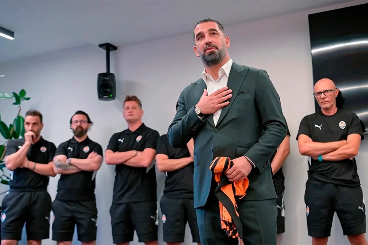 Arda Turan “Şaxtyor”un futbolçularına təqdim olundu