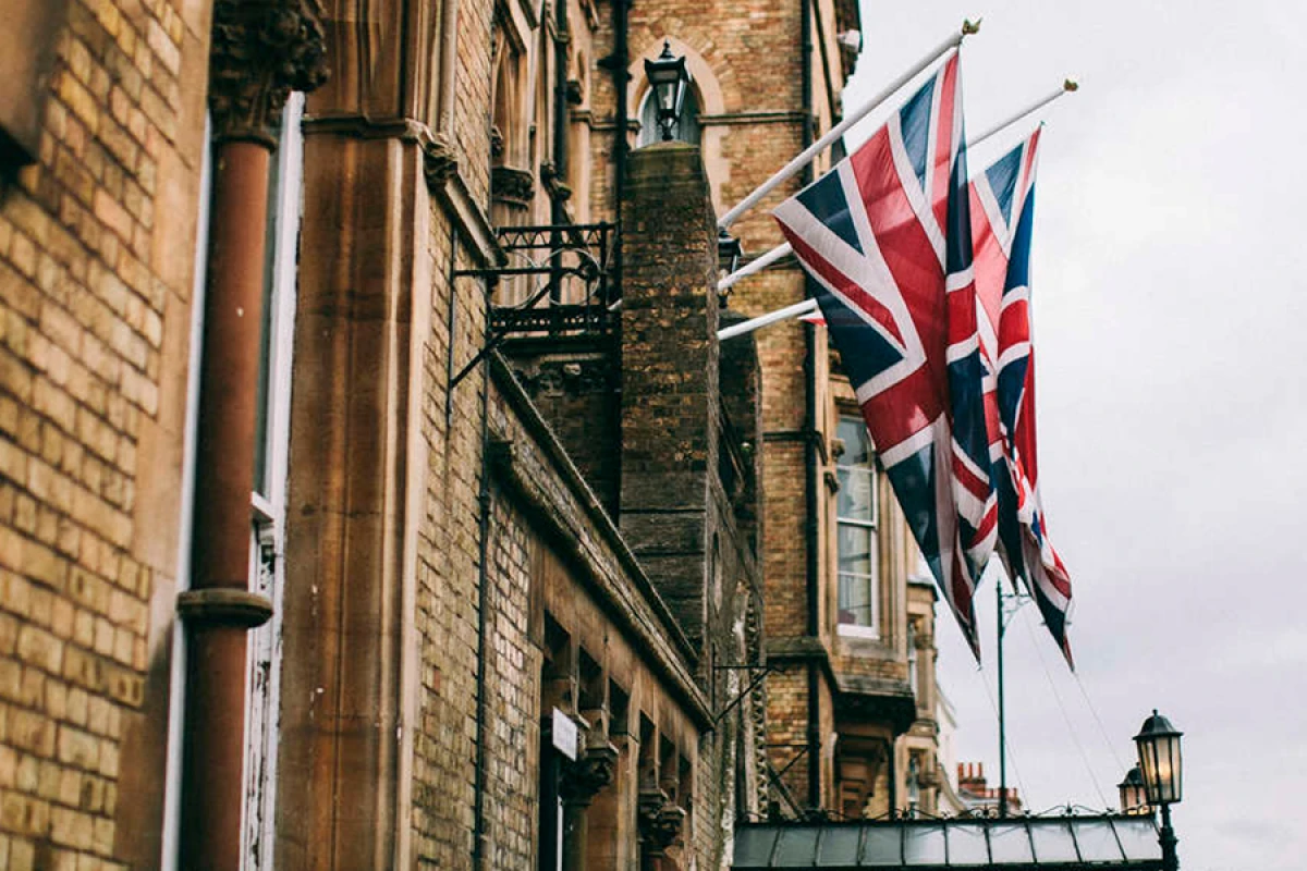 Britaniya İrandakı diplomatlarını təxliyə edir