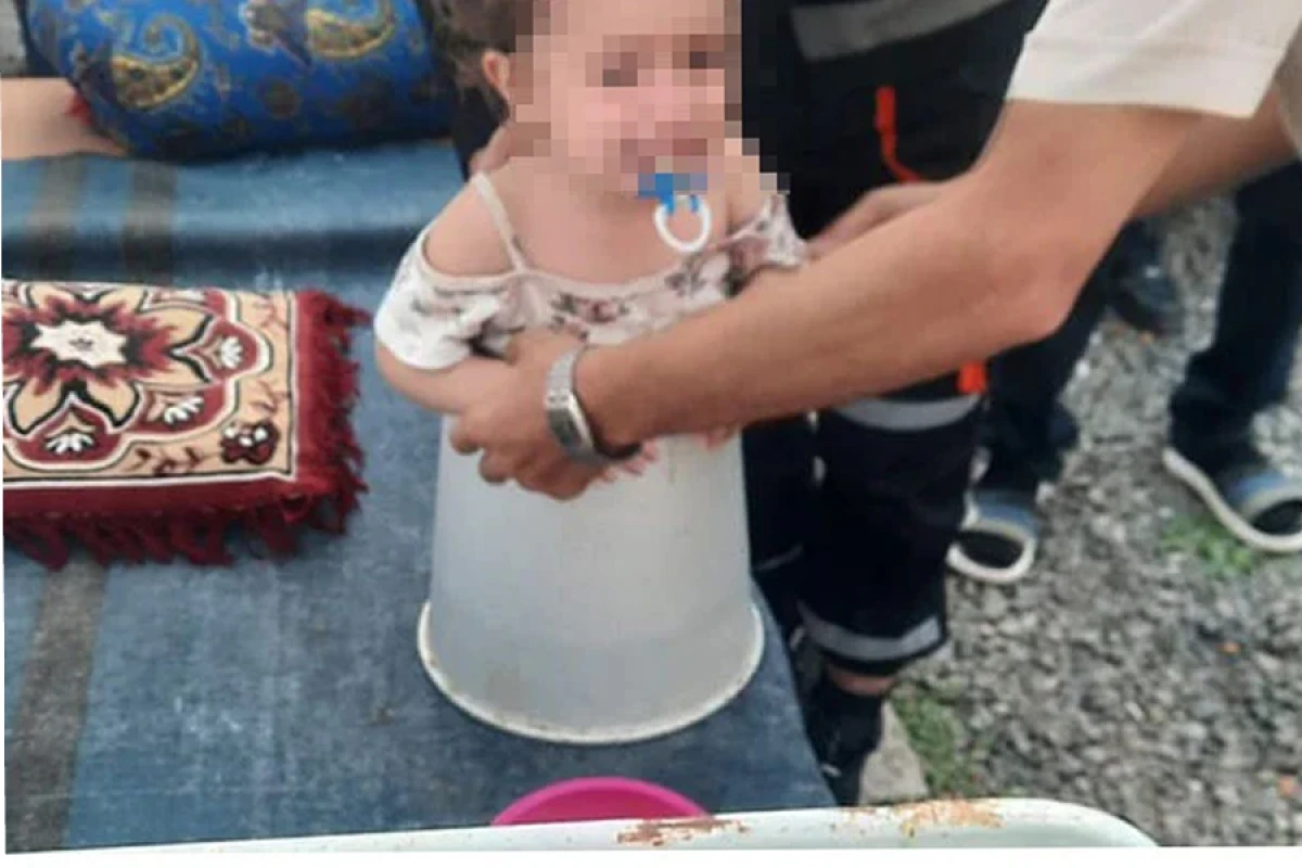 Uşaq vedrənin içində qaldı, köməyə FHN gəldi