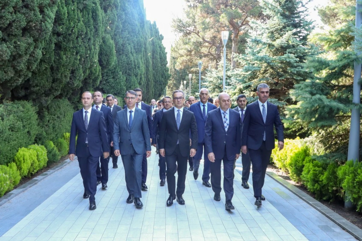 DQİDK kollektivi Fəxri xiyabanı ziyarət etdi — 1