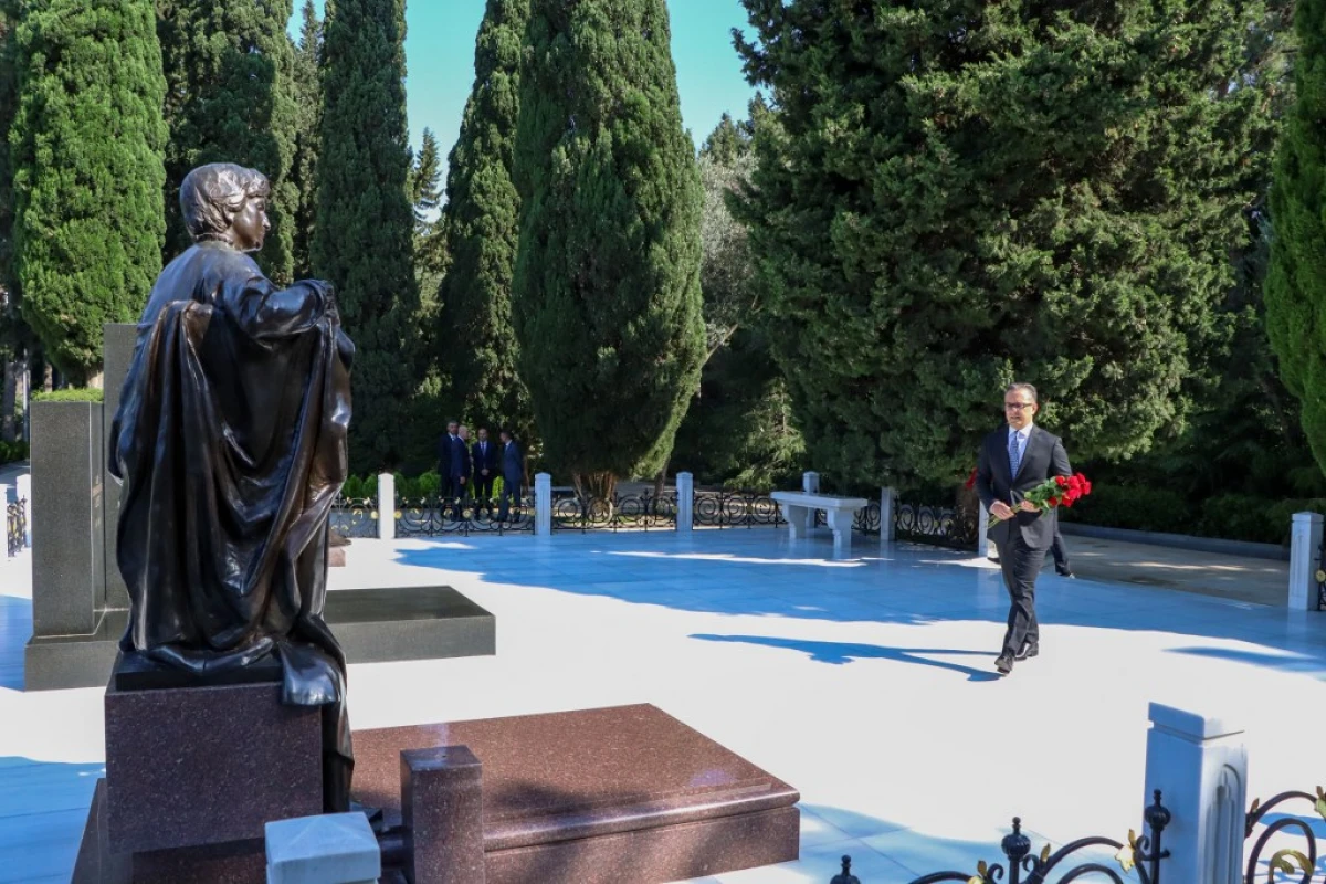 DQİDK kollektivi Fəxri xiyabanı ziyarət etdi — 3
