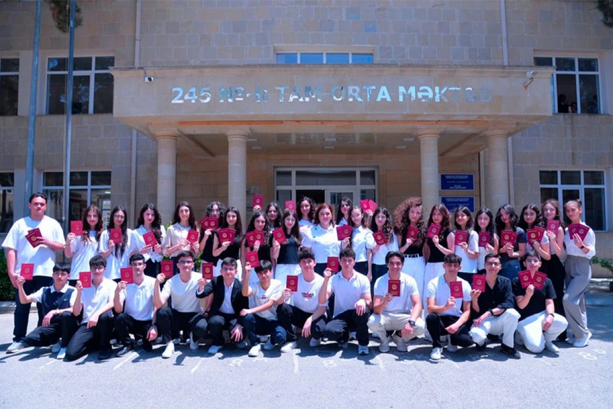 Bakıda 2 213 nəfər məktəbi fərqlənmə attestatı ilə bitirdi